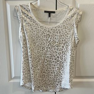 Cap sleeve, rounded neck. Gold print.